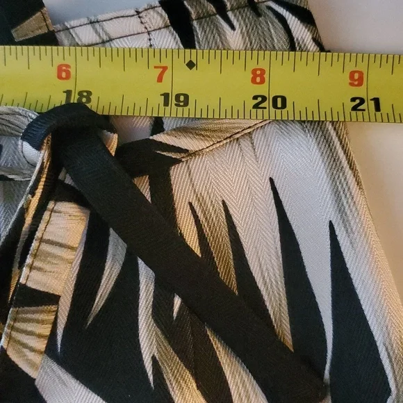 Tommy Bahama Silk Big Floral Pattern True Wrap Maxi Skirt Size 12 Black White - Picture 9 of 10